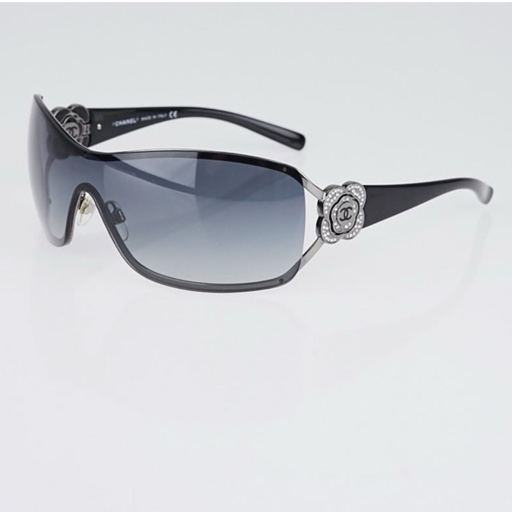 CHANEL  onstage flower Camellia Sunglasses comes with dust bag case and box